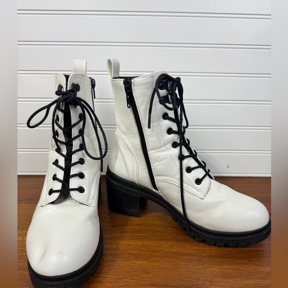 Mia women’s white & black lace up/side zipper combat/moto heeled boots. Size 8